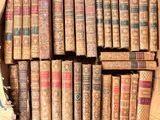 une vieille boîte remplie de vieux livres posée sur une table