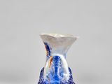 l'image d'un vase bleu et blanc posé sur une table