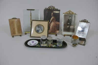 un plateau avec des photos, un cadre photo, un bougeoir, une photo et la photo d'une femme