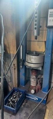 une photo d'une machine qui se trouve dans un garage