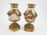 deux vases superposés sur une table