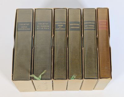 six livres empilés les uns sur les autres