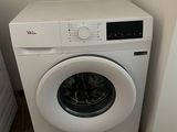 un lave-linge et un sèche-linge dans le coin d'une pièce