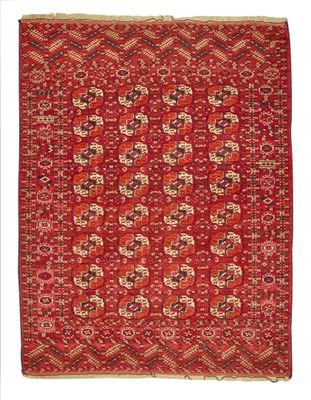 un tapis rouge orné d'un motif élaboré sur fond blanc
