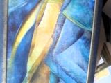 une photo d'une photo représentant une femme en robe bleue