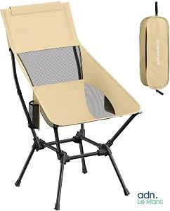 une chaise posée sur un socle, avec un sac à côté