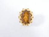 Gros plan sur une bague contenant une pierre jaune