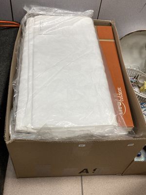 une boîte contenant une feuille de papier blanc