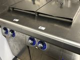un plan de travail en acier inoxydable dans une cuisine commerciale