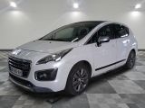 la petite voiture blanche est garée sur un carrelage à carreaux