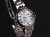 une montre-bracelet en argent avec des chiffres romains