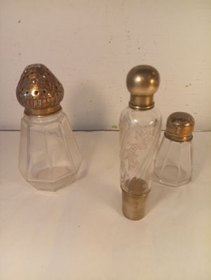 trois salières et poivrières posées sur une table