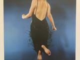 une image représentant une femme en robe noire vole dans les airs