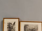 trois photos encadrées d'un homme et d'une femme sur un mur