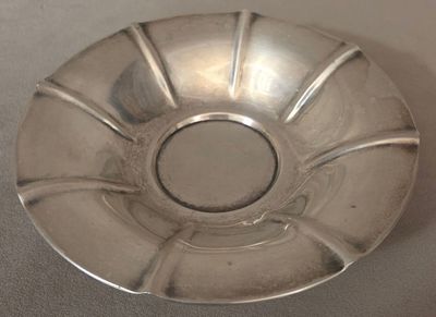 un plateau d'argent posé sur une table