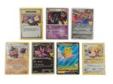 plusieurs cartes de pokémon sont alignées sur une surface blanche