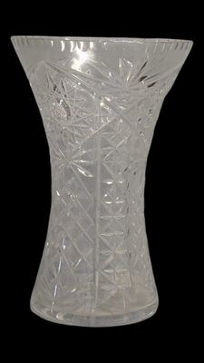 un vase en verre posé sur une surface noire