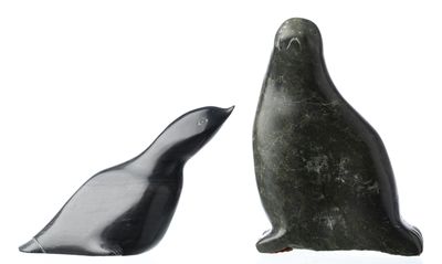 une paire de sculptures en noir et blanc représentant un phoque et un manchot