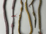 Trois types de cordes différents sont représentés sur une surface blanche