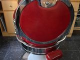 une chaise rouge qui se trouve au milieu d'une pièce