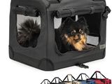 une photo d'un petit chien assis à l'intérieur d'une cage de transport noire