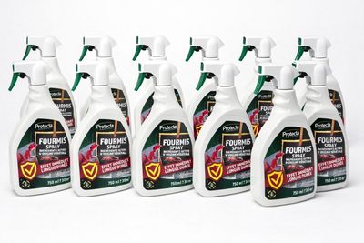 un lot de six vaporisateurs remplis de différents types de produits d'entretien