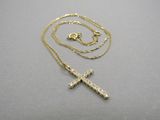 un collier composé d'une croix en or et d'une chaîne qui y est attachée