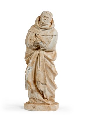 une vieille statue représentant un homme tenant un oiseau, sur fond blanc