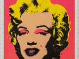 un tableau représentant Marilyn Monroe en rose et jaune sur fond rouge