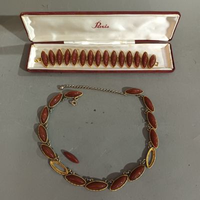 Collier et bracelet en métal doré, composé de maillons oblon…