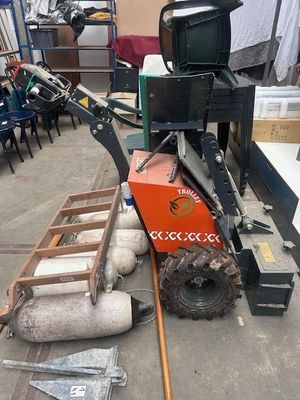 a small machine that is sitting in the middle of a room