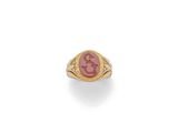 une bague en or avec une pierre rouge au centre