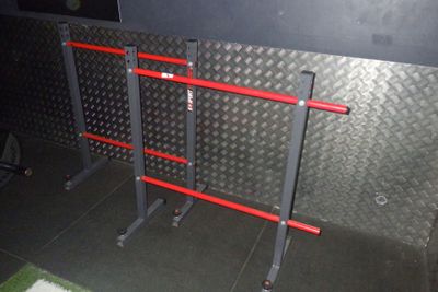 une photo d'un équipement de gym installé dans une pièce