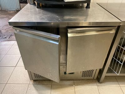 a microwave sitting on top of a counter in a kitchen