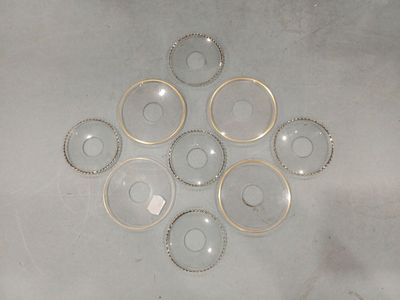 un grand nombre de verres à vin vides posés sur une table