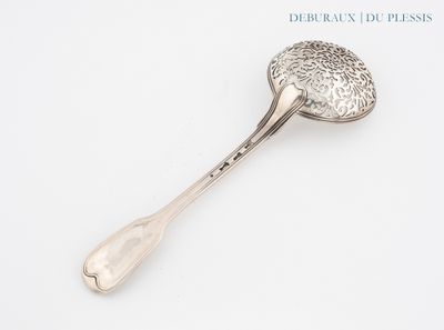 une cuillère en argent avec un manche sur une surface blanche