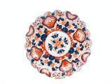 une photo d'une assiette ornée d'un motif floral