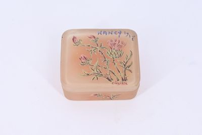 une petite boîte sur laquelle sont peintes des fleurs sur un fond blanc