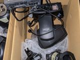 une boîte contenant un ordinateur portable et d'autres appareils électroniques