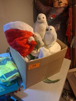 une boîte remplie de peluches posée sur une table