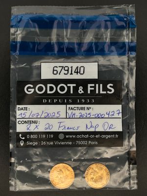 un gros plan sur un sac de pièces d'or posé sur une table