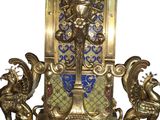 une horloge dorée ornée de motifs bleus et blancs