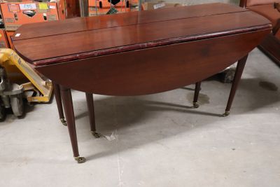 une table placée au milieu d'une pièce