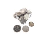 un petit sachet de pièces et une pièce de dix cents posés sur une surface blanche