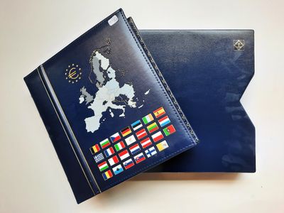 un étui à passeport orné d'une carte et de drapeaux