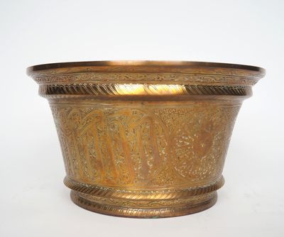 jardinière en laiton ornée de motifs décoratifs sur les côtés