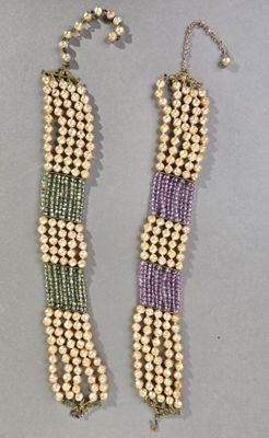 Deux colliers ras le cou multi-rangs constitué de perles fan…