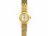 Image d'une montre-bracelet de femme sur fond blanc