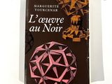 un livre posé sur une table