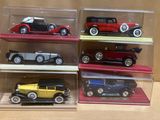 six modèles différents de voitures dans une vitrine
